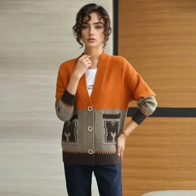 Cardigã Katherine™ em Tricô Artesanal com Bolsos Estilizados / Visual Refinado para passar o Inverno com Leveza!