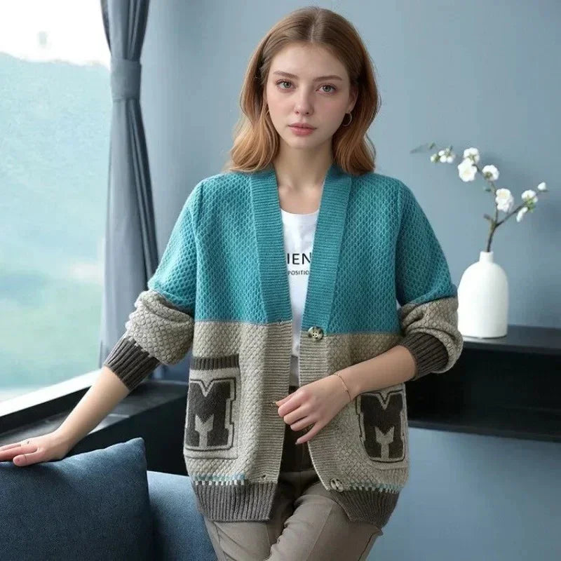 Cardigã Katherine™ em Tricô Artesanal com Bolsos Estilizados / Visual Refinado para passar o Inverno com Leveza!