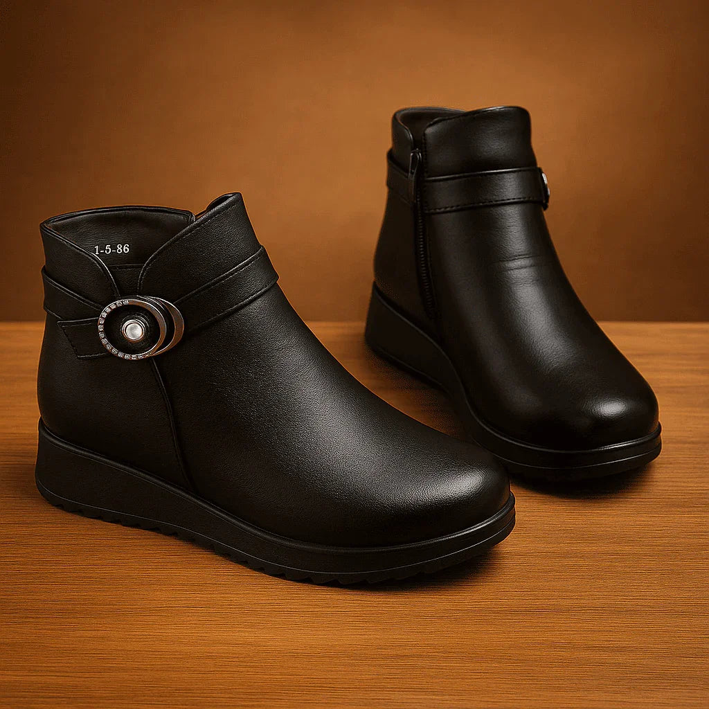 Bota Dandara™ em Couro com Interior Peluciado e Acabamento Elegante / Estilo Clássico com Toque Quente e Confortável!