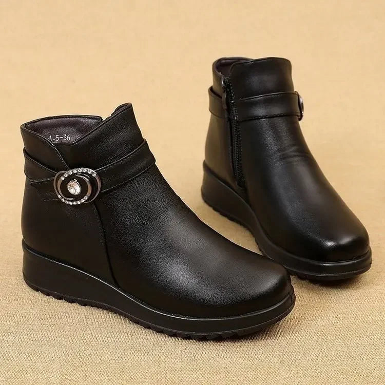 Bota Dandara™ em Couro com Interior Peluciado e Acabamento Elegante / Estilo Clássico com Toque Quente e Confortável!
