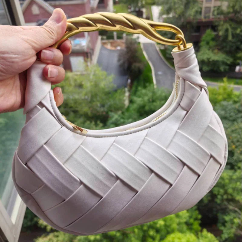 Bolsa Bellucci™ em Trama de Couro Artesanal com Design Meia-Lua / Elegância Contemporânea em Cada Ocasião!