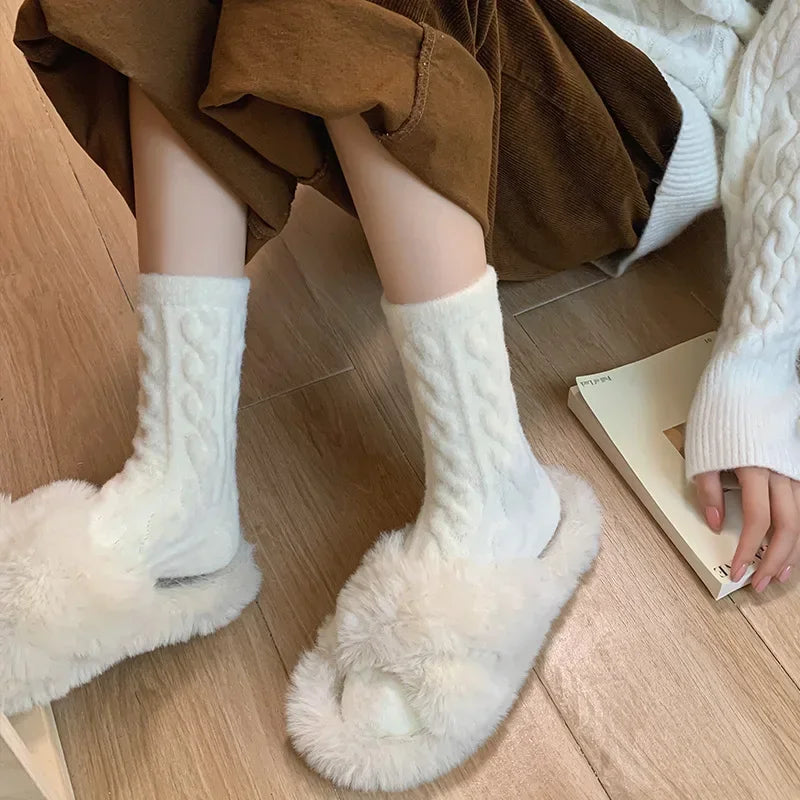 Kit de Meias Bella™ em Malha Felpuda com Trama Trançada / Maciez e Aconchego que Seus Pés Merecem!