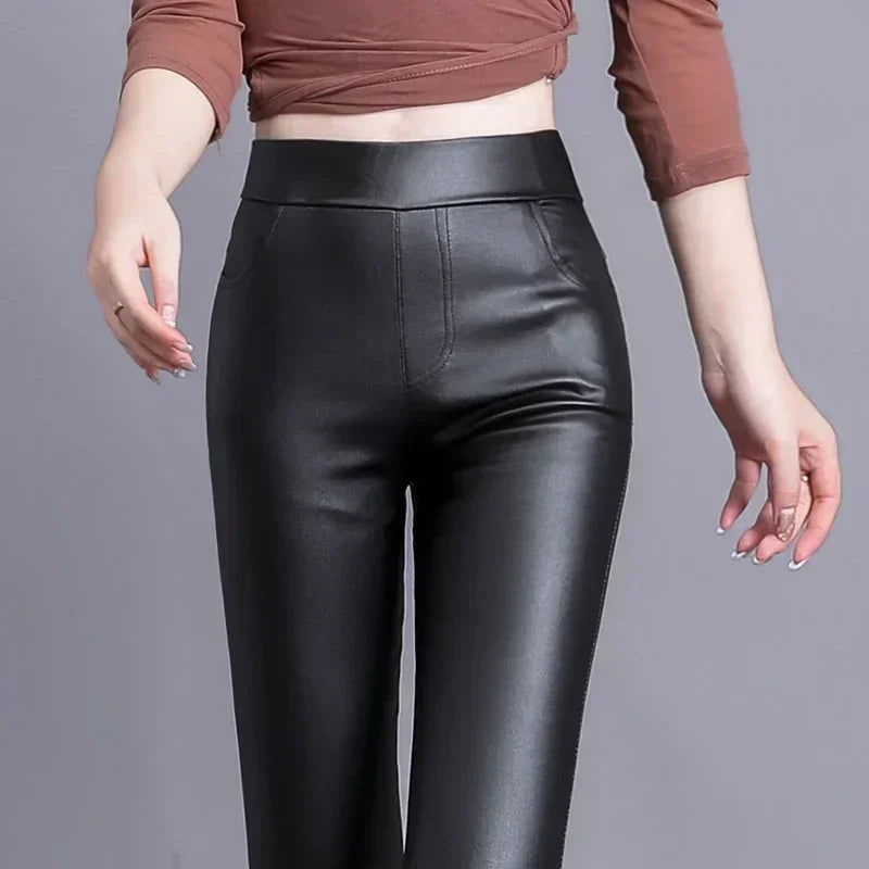 Calça Lunna™ Em Couro e Cintura Alta e Interior Térmico / Elegância e Conforto que se Moldam ao Seu Corpo!