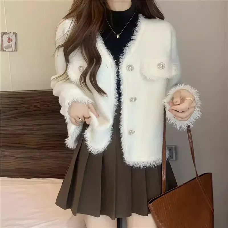 Casaco Odette™ com Tecido em Pelúcia Felpuda e Botões Sofisticados / Inspirado no Charme Francês em Cada Detalhe!