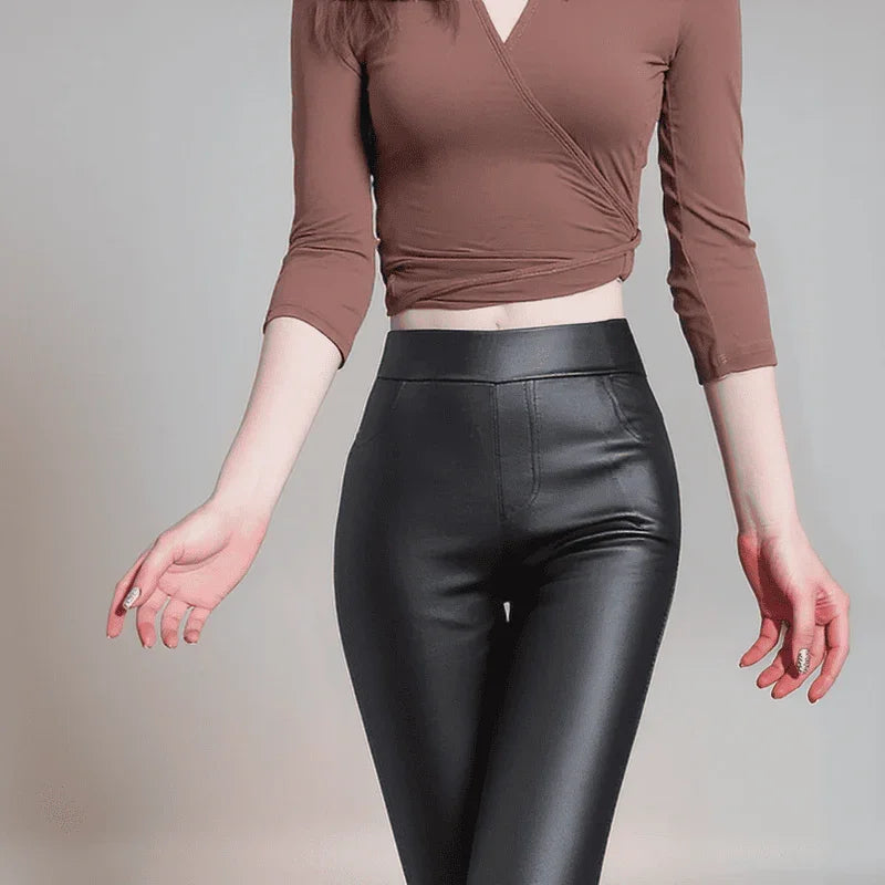 Calça Lunna™ Em Couro e Cintura Alta e Interior Térmico / Elegância e Conforto que se Moldam ao Seu Corpo!