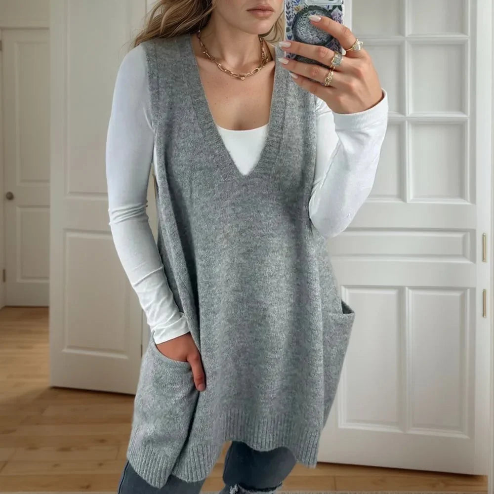 Colete em Tricot Adelaide™ com Decote em V e Textura Envolvente / Conforto e Charme na Medida Certa!