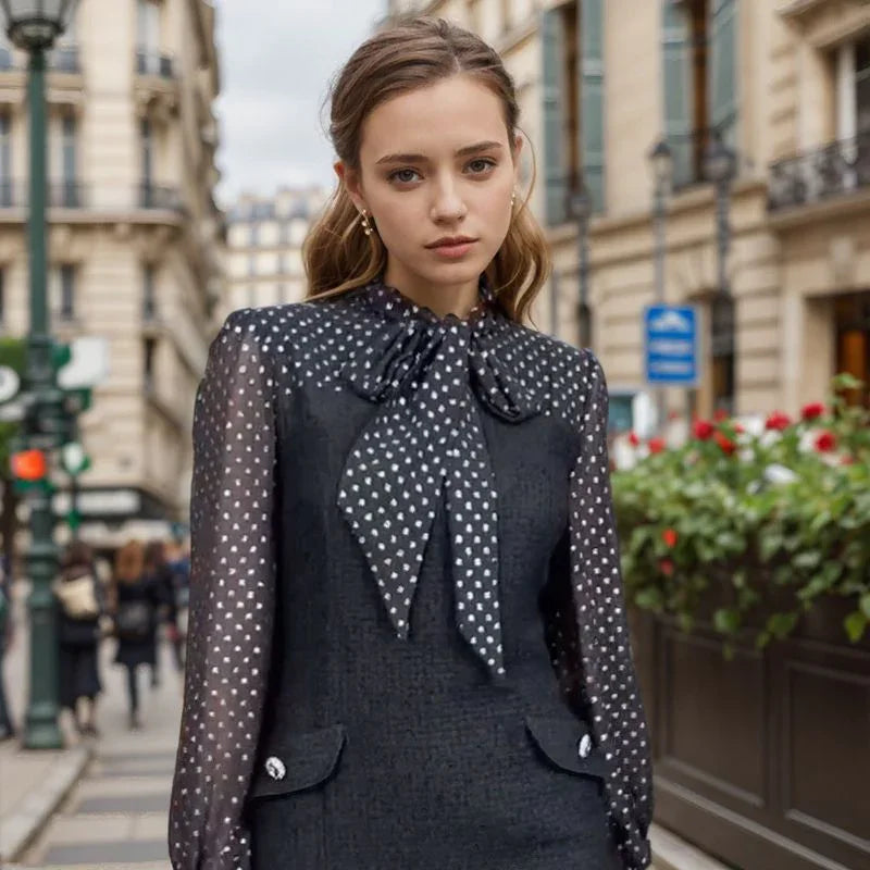 Vestido Noelita™ com Gola Laço e Mangas Translúcidas / O Clássico Refinado em sua Melhor Versão!