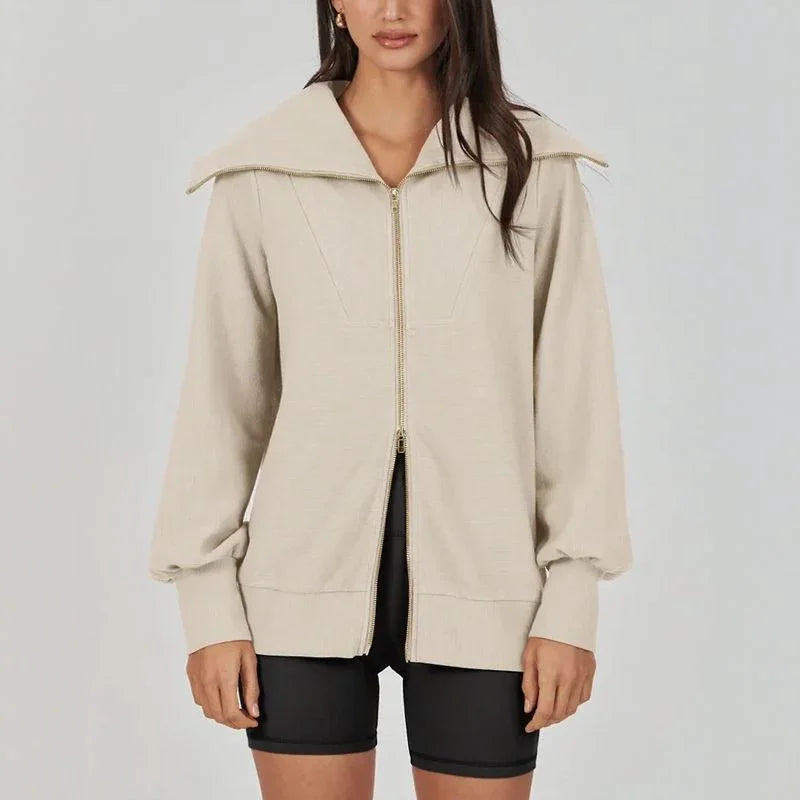 Jaqueta de Moletinho Carmem™ com Gola Lapela Escultural e Zíper Duplo em Dourado / Modelagem Oversized para uma Elegância Contemporânea com Conforto Atemporal!