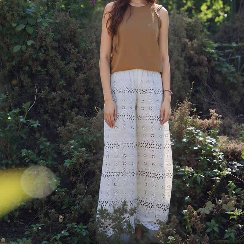 Calça Floralis™ em Renda Laise de Algodão / Elegância Fresca e Exclusiva em Cada Detalhe!