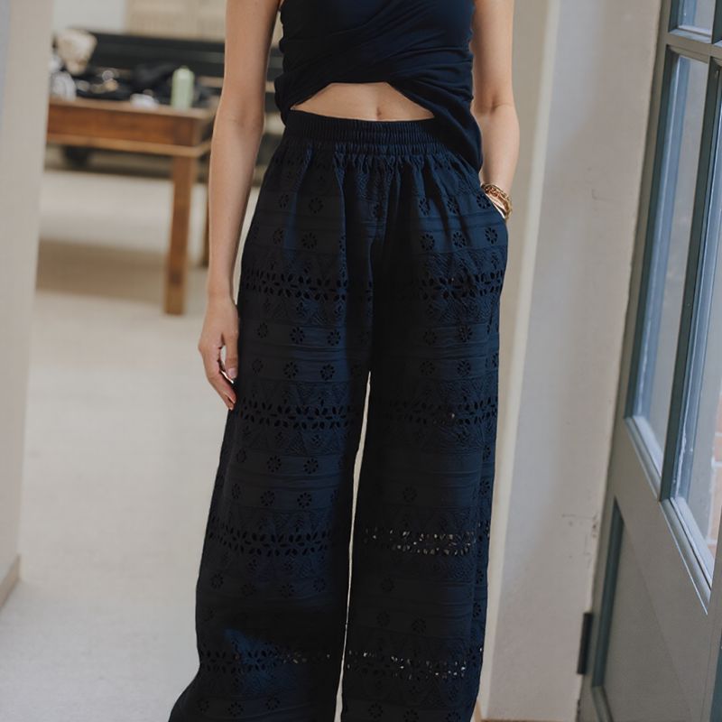 Calça Floralis™ em Renda Laise de Algodão / Elegância Fresca e Exclusiva em Cada Detalhe!