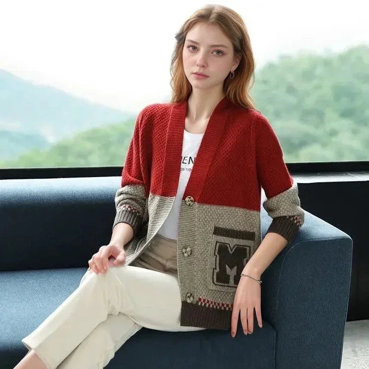 Cardigã Katherine™ em Tricô Artesanal com Bolsos Estilizados / Visual Refinado para passar o Inverno com Leveza!