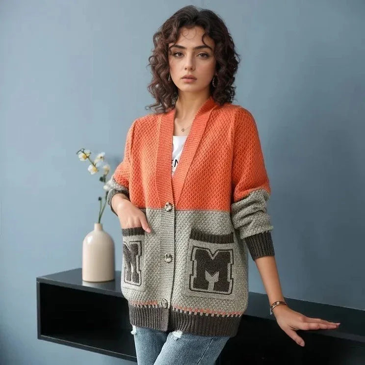 Cardigã Katherine™ em Tricô Artesanal com Bolsos Estilizados / Visual Refinado para passar o Inverno com Leveza!