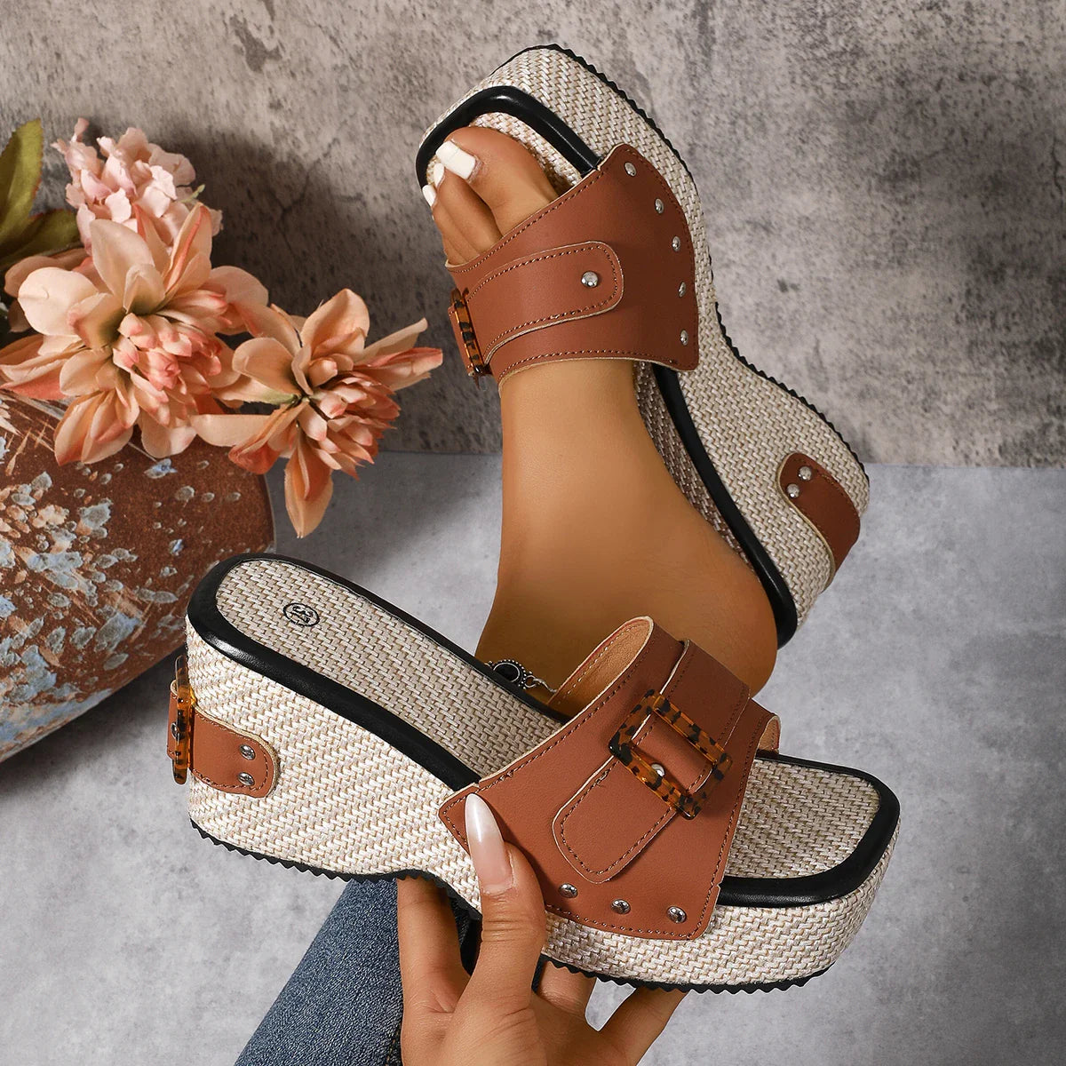 Tamanco Scandal™  com Salto Bloco, Fivela Decorativa e Palmilha Antiderrapante / O Charme Mediterrâneo que Eleva Qualquer Produção!