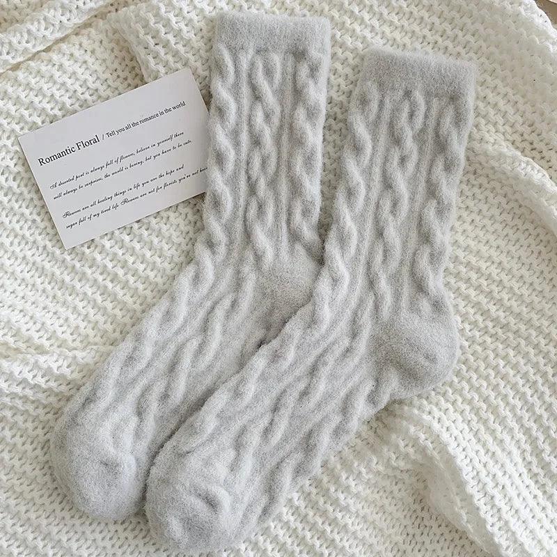 Kit de Meias Bella™ em Malha Felpuda com Trama Trançada / Maciez e Aconchego que Seus Pés Merecem!