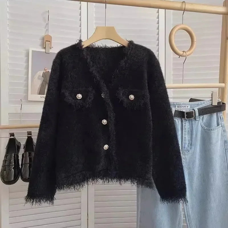 Casaco Odette™ com Tecido em Pelúcia Felpuda e Botões Sofisticados  / Inspirado no Charme Francês em Cada Detalhe!