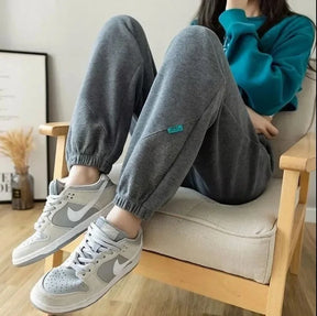 Calça Mabel™ em Moletom Macio com Detalhe Texturizado / Um Toque Aconchegante que Abraça Seu Ritmo!