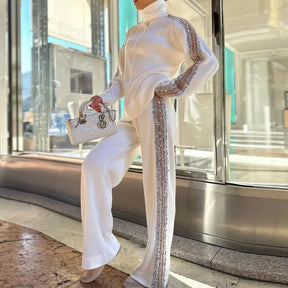 Conjunto Bellanza™ Em Moletom com Brilho Lateral e Gola Alta / Para Mulheres que Iluminam com Estilo e Suavidade!