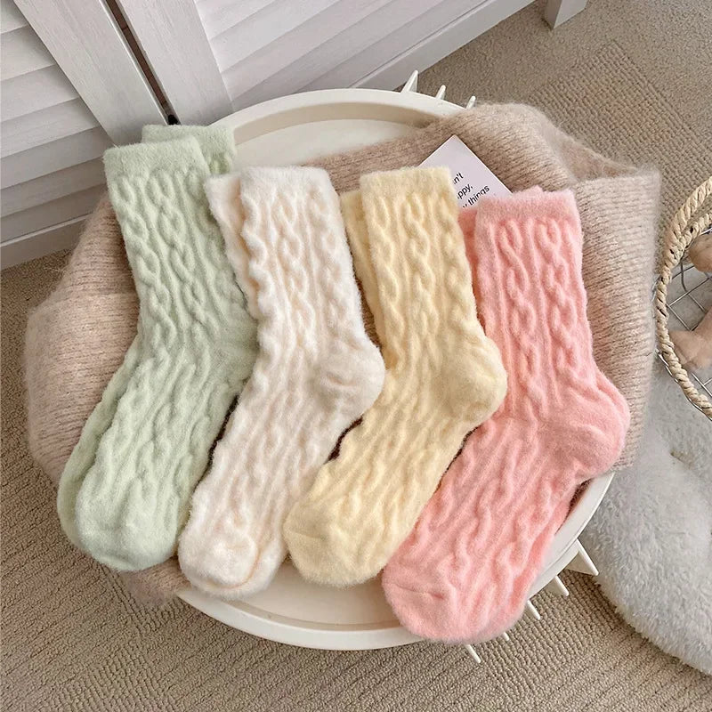 Kit de Meias Bella™ em Malha Felpuda com Trama Trançada / Maciez e Aconchego que Seus Pés Merecem!