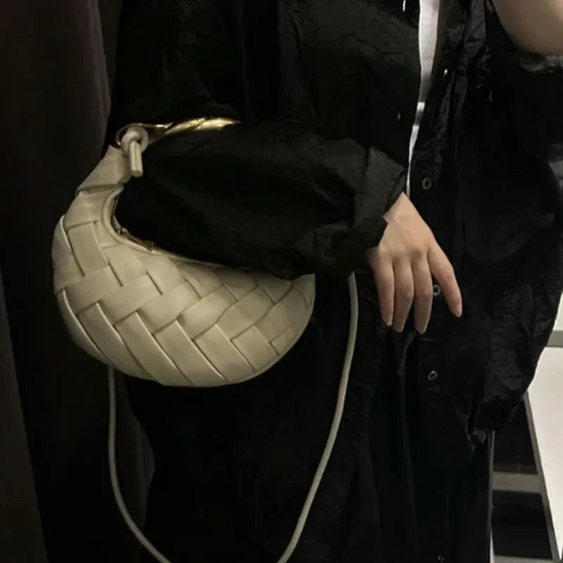 Bolsa Bellucci™ em Trama de Couro Artesanal com Design Meia-Lua / Elegância Contemporânea em Cada Ocasião!