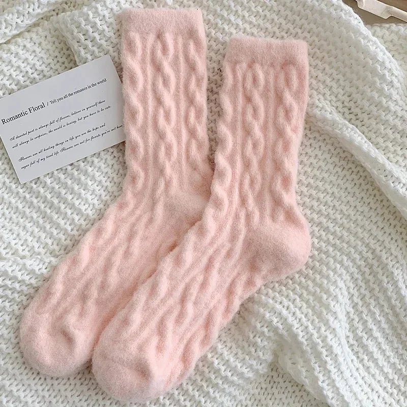 Kit de Meias Bella™ em Malha Felpuda com Trama Trançada / Maciez e Aconchego que Seus Pés Merecem!
