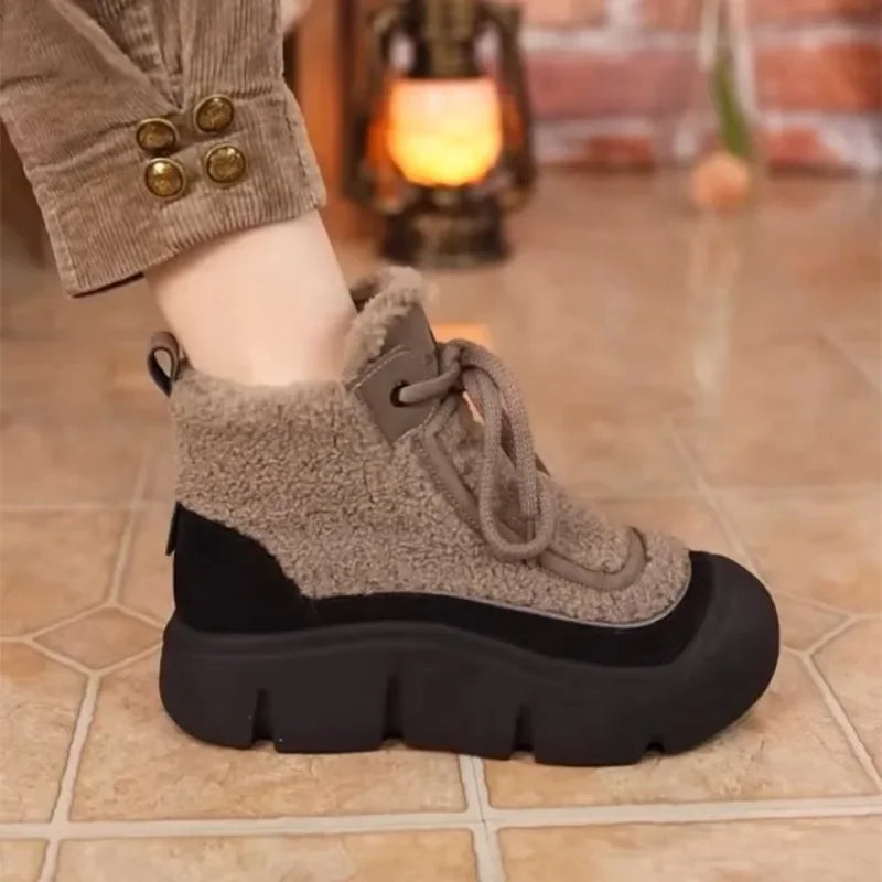 Bota Norah™ com Tecido Peluciado e Cano Médio Confort / Caminhe com Elegância e Conforto Térmico Onde Estiver!