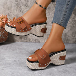 Tamanco Scandal™  com Salto Bloco, Fivela Decorativa e Palmilha Antiderrapante / O Charme Mediterrâneo que Eleva Qualquer Produção!