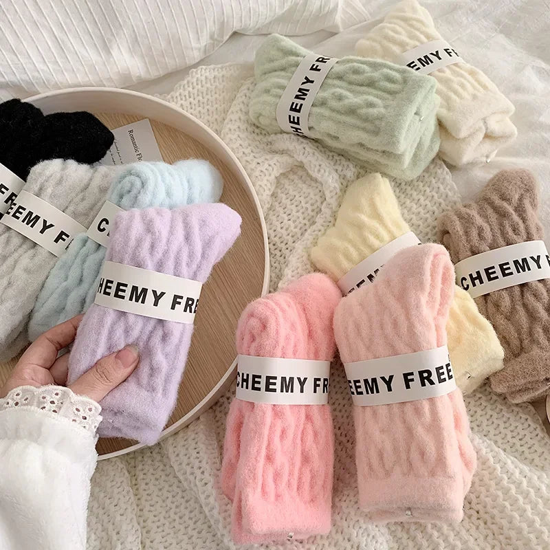 Kit de Meias Bella™ em Malha Felpuda com Trama Trançada / Maciez e Aconchego que Seus Pés Merecem!