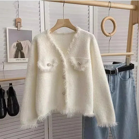 Casaco Odette™ com Tecido em Pelúcia Felpuda e Botões Sofisticados  / Inspirado no Charme Francês em Cada Detalhe!