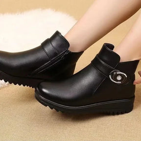 Bota Dandara™ em Couro com Interior Peluciado e Acabamento Elegante / Estilo Clássico com Toque Quente e Confortável!