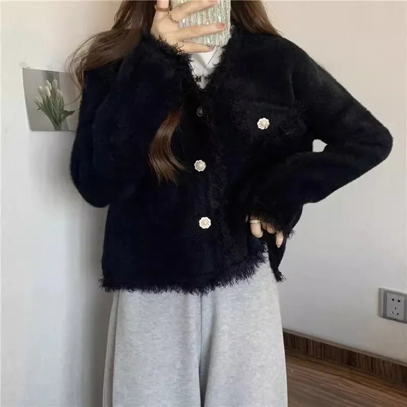 Casaco Odette™ com Tecido em Pelúcia Felpuda e Botões Sofisticados  / Inspirado no Charme Francês em Cada Detalhe!