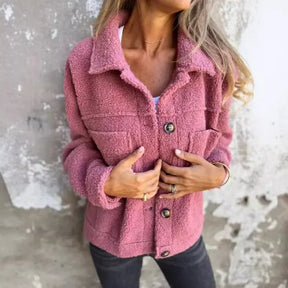 Jaqueta Teddy Louise™ em Sherpa com  Botões Metalizados / Aconchego Despojado que Valoriza o Seu Estilo de Inverno!