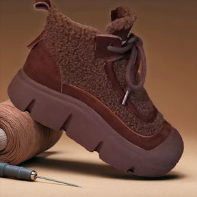 Bota Norah™ com Tecido Peluciado e Cano Médio Confort / Caminhe com Elegância e Conforto Térmico Onde Estiver!