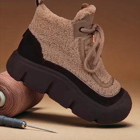 Bota Norah™ com Tecido Peluciado e Cano Médio Confort / Caminhe com Elegância e Conforto Térmico Onde Estiver!