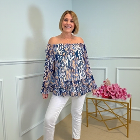 Blusa Athena™ Ombro a Ombro com Babados em Camadas e Estampa Artística / Sofisticação e Leveza em Harmonia Perfeita!