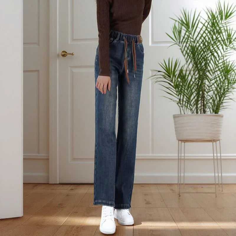 Calça Jeans Jolie™  com Cós Elástico e Lavagem Premium / O Jeans que Te Acompanha sem Exageros!