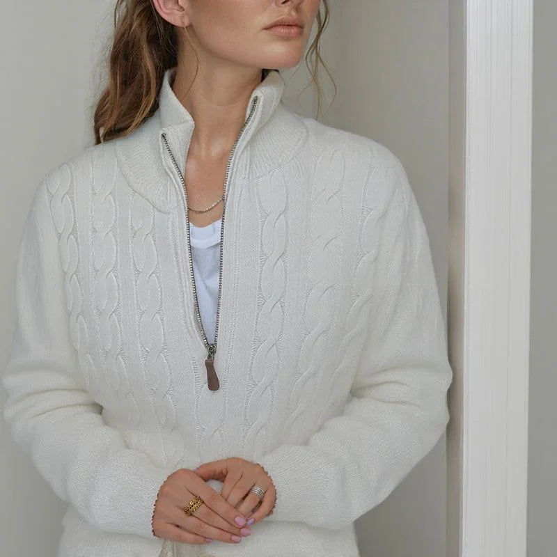 Blusa Mathilde™ em Tricô Trançado com Gola Alta  / A Peça-Coringa para Looks de Inverno com Presença!