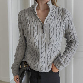 Blusa Mathilde™ em Tricô Trançado com Gola Alta  / A Peça-Coringa para Looks de Inverno com Presença!