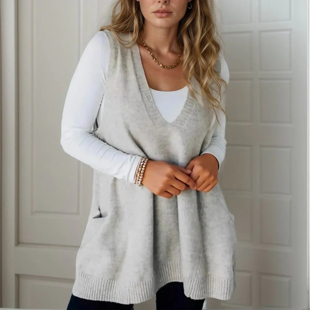 Colete em Tricot Adelaide™ com Decote em V e Textura Envolvente / Conforto e Charme na Medida Certa!