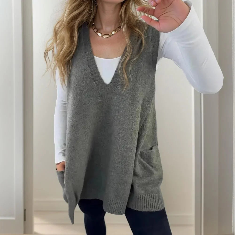 Colete em Tricot Adelaide™ com Decote em V e Textura Envolvente / Conforto e Charme na Medida Certa!