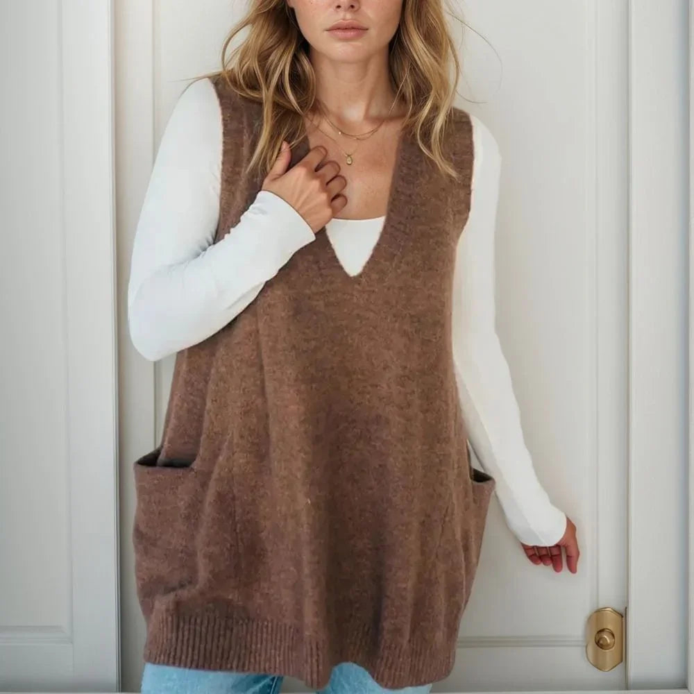 Colete em Tricot Adelaide™ com Decote em V e Textura Envolvente / Conforto e Charme na Medida Certa!