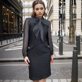 Vestido Noelita™ com Gola Laço e Mangas Translúcidas / O Clássico Refinado em sua Melhor Versão!