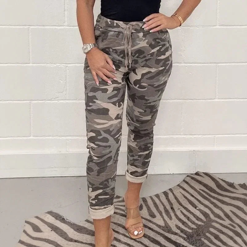 Calça Olivia Jungle™ em Moletom Confortável e Modelagem Jogger / Estilo Descomplicado com Toque Selvagem e Feminino
