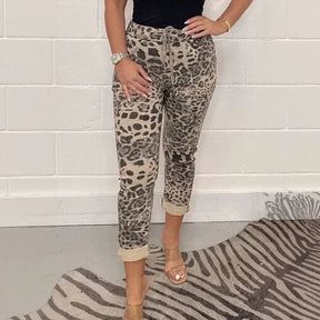 Calça Olivia Jungle™ em Moletom Confortável e Modelagem Jogger / Estilo Descomplicado com Toque Selvagem e Feminino