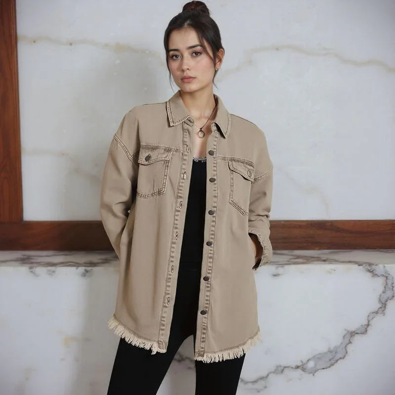 Jaqueta Jeans Dakota™ em Denim Premium e Barra Desfiada / Estilo Atemporal com Toque Urbano e Despojado!