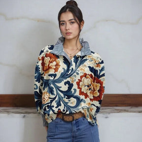 Blusa Toscana™ com Gola Camisaria Listrada e Estampa Barroca Floral / O Encontro do Estilo Casual com o Requinte Artesanal!
