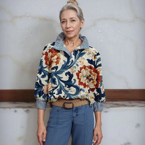 Blusa Toscana™ com Gola Camisaria Listrada e Estampa Barroca Floral / O Encontro do Estilo Casual com o Requinte Artesanal!