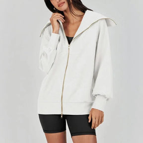 Jaqueta de Moletinho Carmem™ com Gola Lapela Escultural e Zíper Duplo em Dourado / Modelagem Oversized para uma Elegância Contemporânea com Conforto Atemporal!