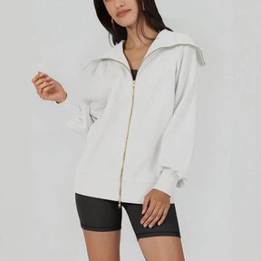 Jaqueta de Moletinho Carmem™ com Gola Lapela Escultural e Zíper Duplo em Dourado / Modelagem Oversized para uma Elegância Contemporânea com Conforto Atemporal!