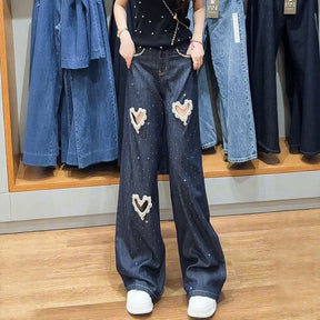 Calça Jeans Feminina Lovely™ com Corações Bordados e Recortes em Pérolas / O Jeans Mais Desejado da Temporada!