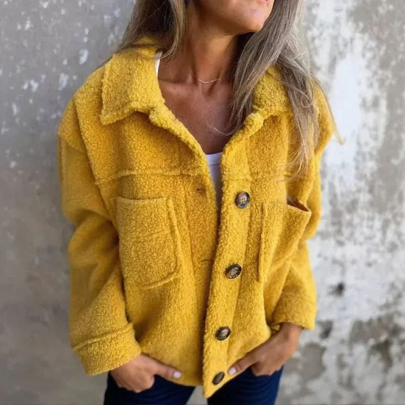 Jaqueta Teddy Louise™ em Sherpa com  Botões Metalizados / Aconchego Despojado que Valoriza o Seu Estilo de Inverno!